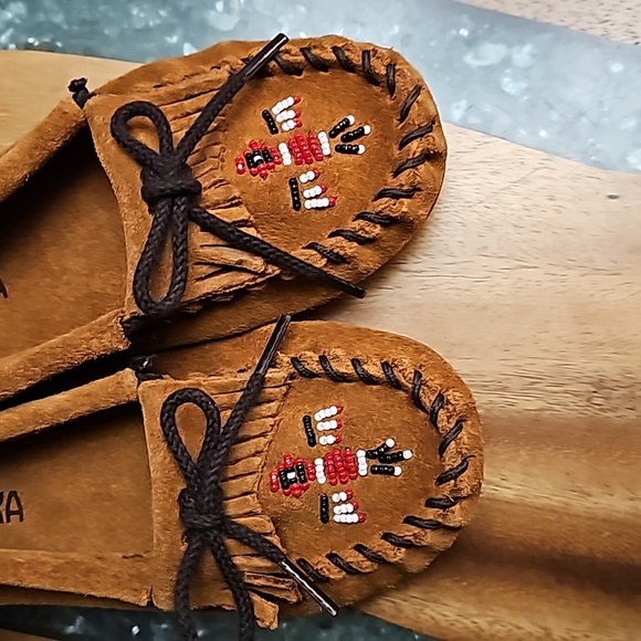 Minnetonka Thunderbird Animikii Hard Sole Brown Leather Moccasins | Size 1 Youth - Picture 2 of 6